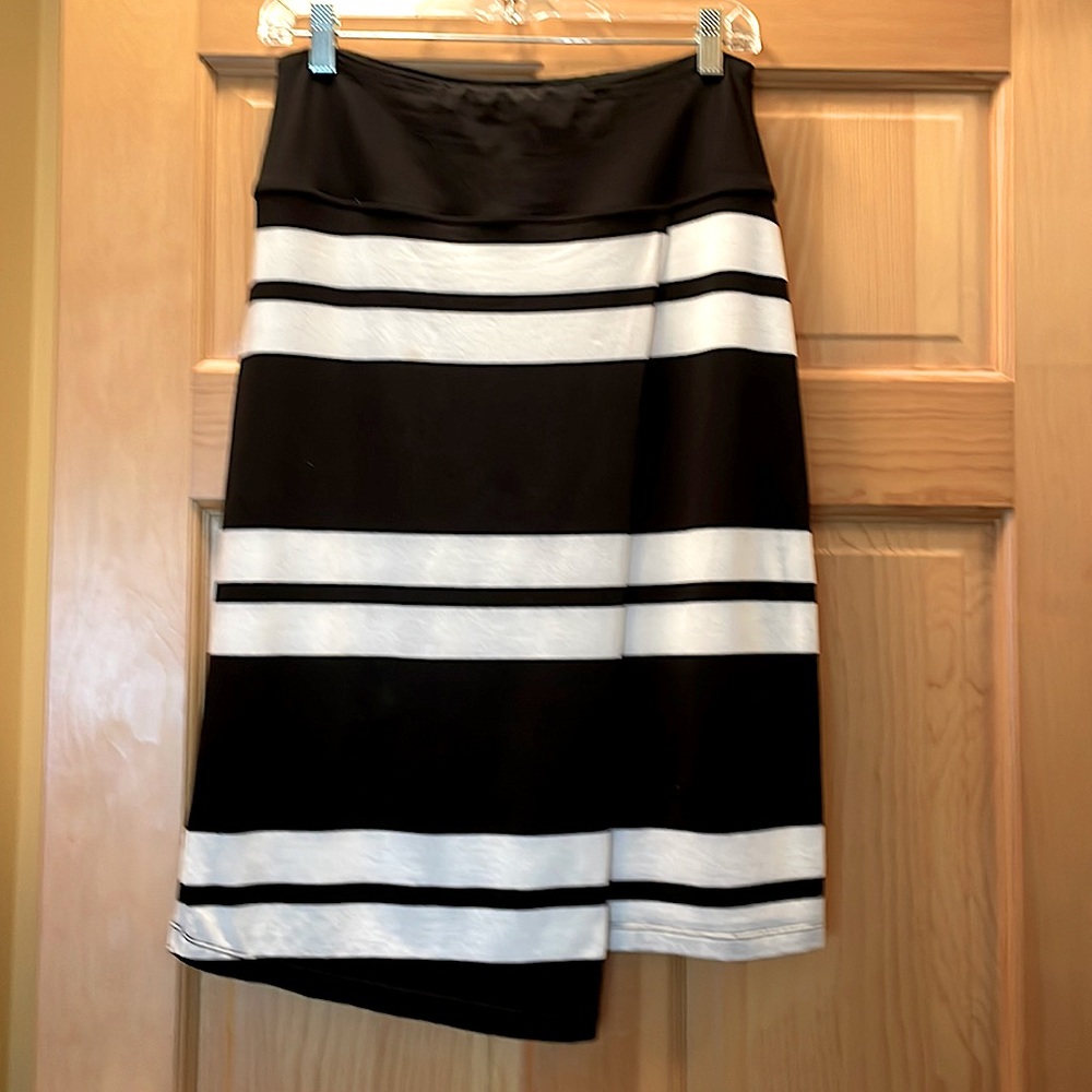 Fully lined Athleta black/white “wrap” style skirt with spandex blend in S.